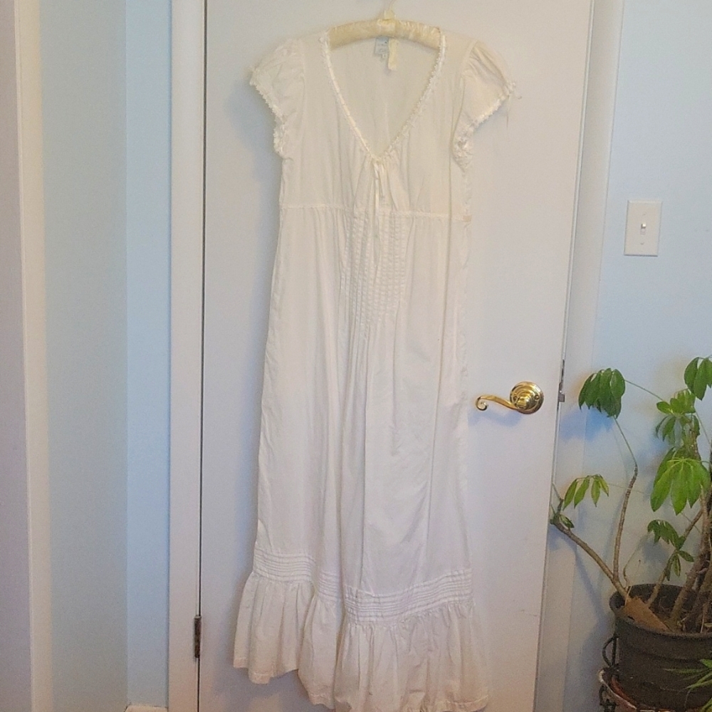 Gilligan and O'Malley cotton nightgown. 32" chest and 3'10" armhole to bottom